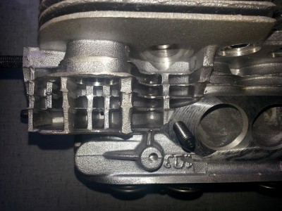 20140222_114007.jpg (486.61 KiB) 2051 mal betrachtet Repro mit verschlossenen Durchlässen zwischen Auslass- + Ansaugkanal