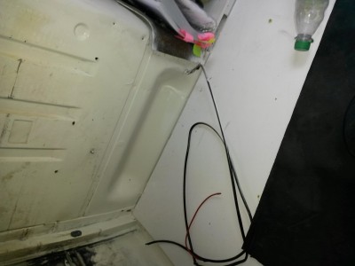 Kabel von hinten unterm Fahrersitz und durch den Fußraum.