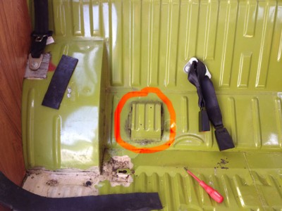 Bulli01.jpg (95.59 KiB) 3032 mal betrachtet Hinter dem eingekreisten Blech ist ein Loch