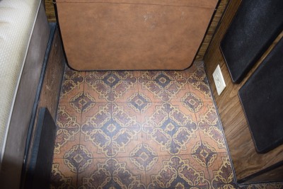 Das Bodendesign wird im Verkaufsbeleg mit &quot;spanish tile&quot; angegeben. Links ist eine kleine Klappe unter der serienmäßigen Sitzbank.