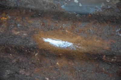 Scheint jedoch nur Oberflächlich zu sein. Nach ein paar Kratzern mit dem Schraubendreher zeigt sich schon blankes Metall.