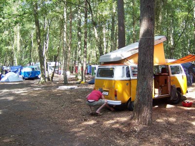 Regenbogencamp Nonnewitz auf Rügen, 3.8.2006, Bulli aus Verde, ein Gespräch hat mir den tollen Tip eingebracht, für meinen Tisch eine Einschraubhülse für Sonnenschirme mitzuführen.