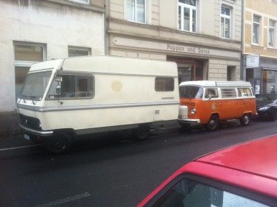 Der steht seit mittlerweile über vier Wochen hier in der Straße. Nicht, daß da jemand drin liegt...