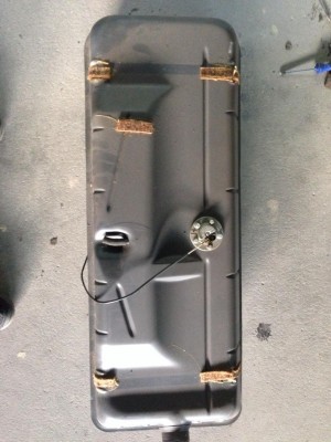 Eingestaubter Tank mit Filsstreifen