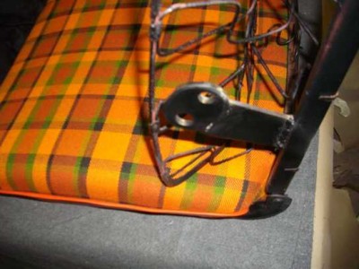 Aus Flachbandstahl einen Halter anfertigen an dem die passenden Löcher in die richtige Positiun gebracht werden, damit die Armlehne sauber sitzt, beim Hochklappen mit der Rückenlehne abschließt und heruntergeklappt parallel zur Sitzfläche läuft.