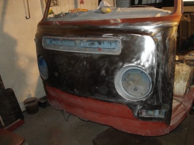 Front entlackt1_klein.JPG (117.39 KiB) 3556 mal betrachtet Während die Front erfreulicherweise besser ist als erwartet (natürlich wurde auch hier mehr Spachtelmasse als nötig eingesetzt)...