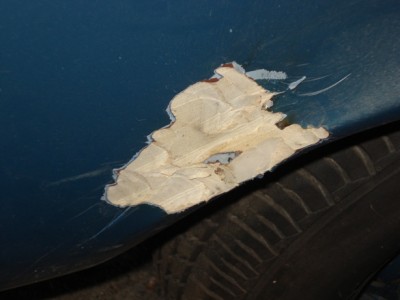 Spachtelorgie Radhaus hinten links2_klein.JPG (95.67 KiB) 3554 mal betrachtet ...zeigte der Magnettest, dass beim hinteren linken Radlauf irgendwas nicht stimmen kann. Hier sieht man die ersten Schichten Spachtel, die ich entfernt habe. Das gesamte Ausmaß war mir zu diesem Zeitpunkt noch nicht bewußt.;-)