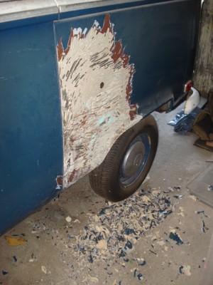 Spachtelorgie Radhaus hinten links3_klein.JPG (135.55 KiB) 3552 mal betrachtet Die Hälfte des hinteren Seitenteils war, aufgrund eines Seitenaufpralls im vorderen Teil des Radlaufs, großflächig neu modelliert worden. Auffällig ist dabei, dass die Amis scheinbar ganz gerne auch dort Spachtelmasse aufgetragen haben, wo es gar nicht nötig gewesen wäre, was zu unglaublich dicken Spachtelschichten führt, wie man auf dem nächsten Bild...