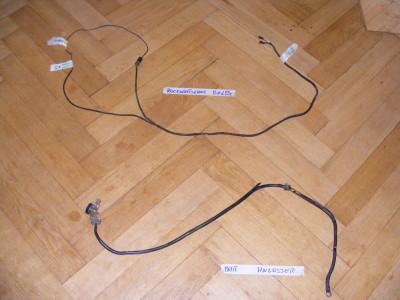 Die oberen Kabel sind vom Getriebe (Rückfahrleuchte) zur Zündspule Strompfad 50 / 51<br />Die sind hinten im Motoraum- Links in Fahrtrichtung abgesichert.<br /><br />Das untere ist das schon erwähnte Kabel von der Batterie zum Anlasser.(Strompfad7)