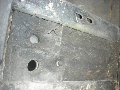 Die zusätzlichen Träger sind vom orig. Westfalia Abwassertank, der Tüdeldraht vom letzten orig. Festival.
