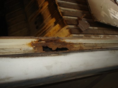 Unter sämtlichen Seitenfenster-Dichtungen lauerte der Rost. Hier der Bereich der Ausstellfenster hinten links...