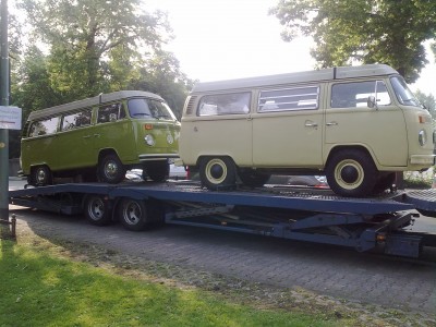 Hinter dem letzten verbliebenen Allrad-Prototypen auf dem Trailer...