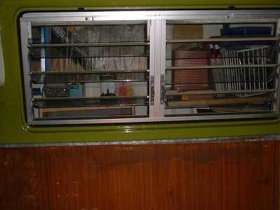 hier mal ein Bild, wo ich das Fenster im 76er zur Probe angehalten hatte, da sieht man das ganze Fenster ohne Schrank davor.