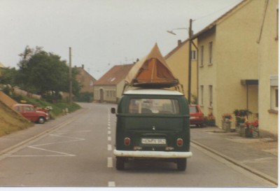 vw 005.jpg (79.09 KiB) 4363 mal betrachtet Wetten, daß die auf dem Dachträger aufgebaute Hundehütte eine Fahrt durch's Dorf übersteht?