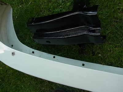 Linker Halter mit Abschleppöse, aber fehlende Freimachung in der Stoßstange