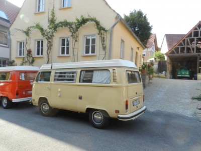 im Hintergrund der Dienstwagen des Brauereivereins-Vorstandes