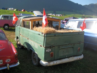 Pritsche mit LEBENDEN Hühnern auf der Ladefläche