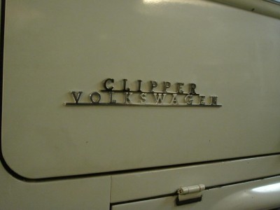 Hier der direkte Vergleich zum VOLKSWAGEN-Schriftzug.