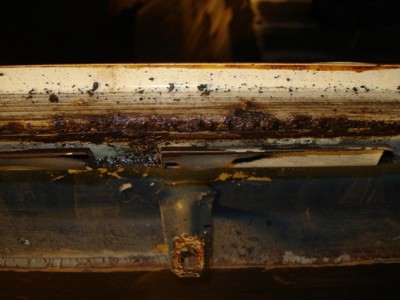 Neben der großflächigen Durchrostung im Bereich des Ausstellfensters waren diverse kleinere Durchrostungen an der Kante zur Klemmleiste erkennbar, also...