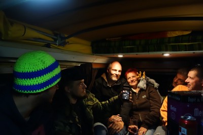 12 Mann im Bus, aber die passen nicht auf das Bild