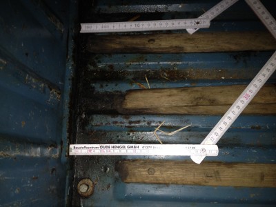 Bis zur Kabinenwand 1cm Abstand / unten ist die 1. Leiste links außen