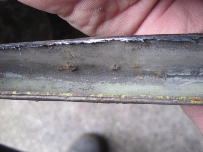 Nach ein wenig Klopfen mit dem Hammer sind die Löcher auch von unten zu sehen