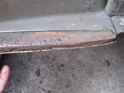 Das untere Blech der Trittstufe ist mehrfach perforiert und min 1mm Rost zwischen Aussenblech und Boden Trittstufe