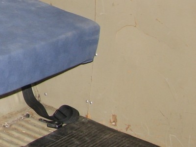 Bulli 006.jpg (161.84 KiB) 3381 mal betrachtet So sieht es (noch) an einigen Stellen aus...