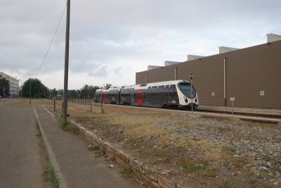 mal auf anderen Gleisen unterwegs. Moderner Dieseltriebwagen der kors. Schmalspurbahn.