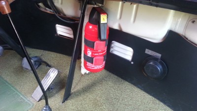 Feuerlöscher im Bereich des Lüfterkastens erzeugt Geräusche.
