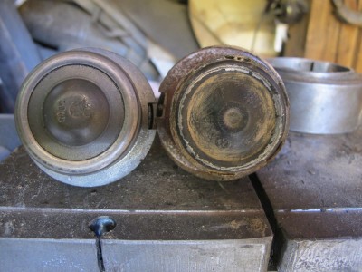 IMG_5188.jpg (347.7 KiB) 14381 mal betrachtet Neue Gelenke (l.) können nicht mehr wie früher von hinten verstemmt werden: Der Deckel ist anders geformt.