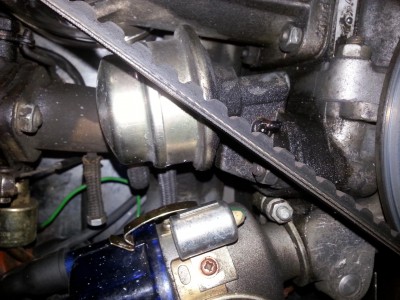 Was ist das für ein Schlauch mit Schraube drin?<br />Unterhalb der Vergasers?