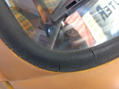 VW T2 Zustand Frontscheibendichtungsgummi1.jpg