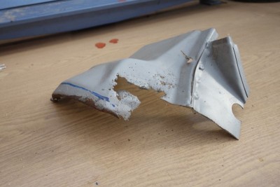 Großzügig herausgetrennt um den Längsträger reparieren zu können