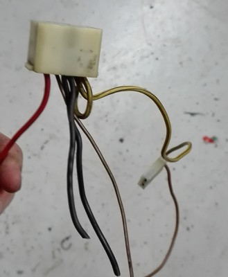 Stecker für Relais am Heizgebläse im Motorraum