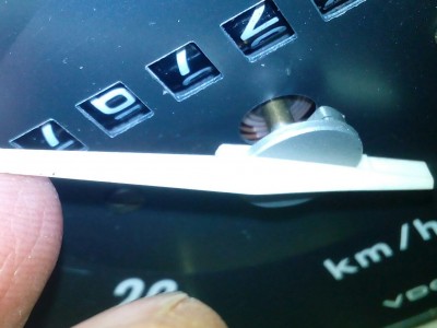 Detail Zeigerachse mit Rückstellfeder geölt