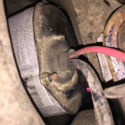 Hier endet das rote Kabel, das ist von unter dem Auto aus nach hinten fotografiert. Ich nehme an das ist die LiMa? es geht (denke ich) auf der anderen Seite der Riemen drüber)