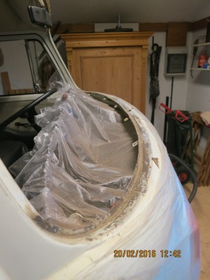 IMG_4214.jpg (225.01 KiB) 3764 mal betrachtet Nur einzelne Stege für die Verschraubung der Armaturenbrettabdeckung, kein durchgehender Steg