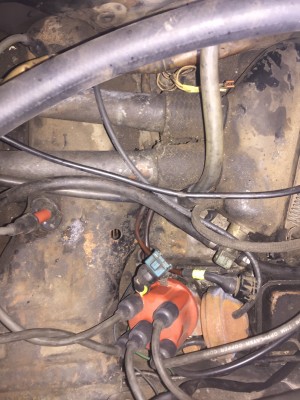 Hier kannst du sehen wo die Kabel abgezogen wurden (hinten)