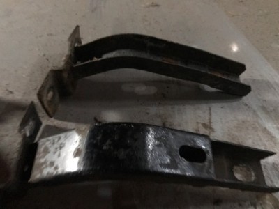 Die stärker gekröpften FW-Halter haben überdeckend bis zur ersten Längsträger-Schraube ein geschlossenes, verschweißtes  Doppel-U-Profil