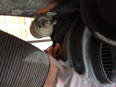 Hängt oben im Motorraum