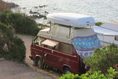 Es gibt Stellplätze direkt am Meer, die waren mir aber zu teuer.<br />Dieses Foto habe ich eigentlich gemacht wegen der interessanten Kombi von Hochdach, Surfbretthalter und Dachbox. Das ist bei Seitenwind wahrscheinlich der Super-Gau.