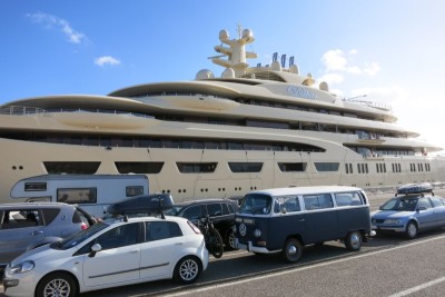 Yacht &quot;Dilbar&quot; im Hafen.