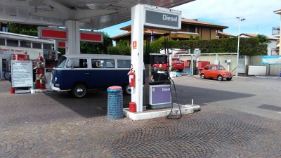 Noch ein paar Liter teures italienisches Benzin getankt, um Österreich zu erreichen.