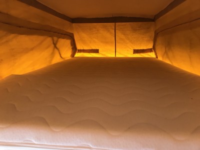 Neue Matratze im oberen Schlafabteil