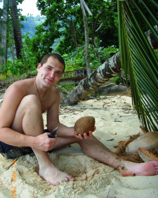 auf Tioman, zu Beginn des spannenden Kampfes Leatherman vs. Kokosnuss