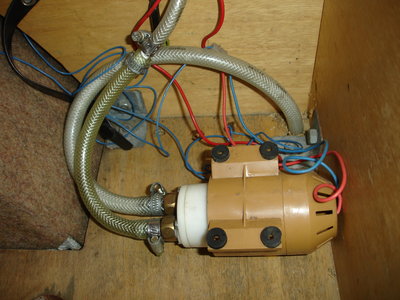 Pumpe für die Dusche links unter der Klapp-Schlafbank untergebracht