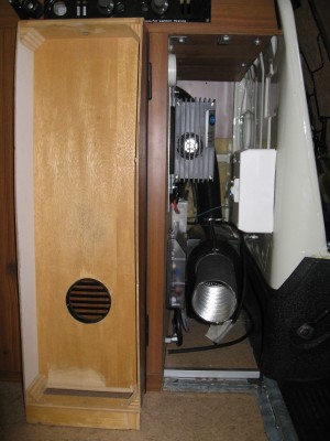 Oben: Elektrik (Batterielader, Fi etc.)<br />Unten: Truma E2400<br />Hinten: Flex-Rohr zum Wandkamin (2-Wege: Frischluft/Abluft)