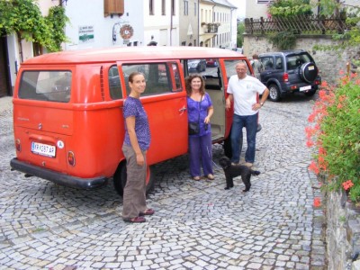 T2a vor dem Heurigen mit Frau und Freundin und deren Hund