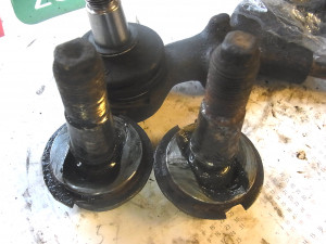 R0025738.JPG (985.53 KiB) 2882 mal betrachtet Gelenk links mit erhöhtem Verschleiß an der Außenseite